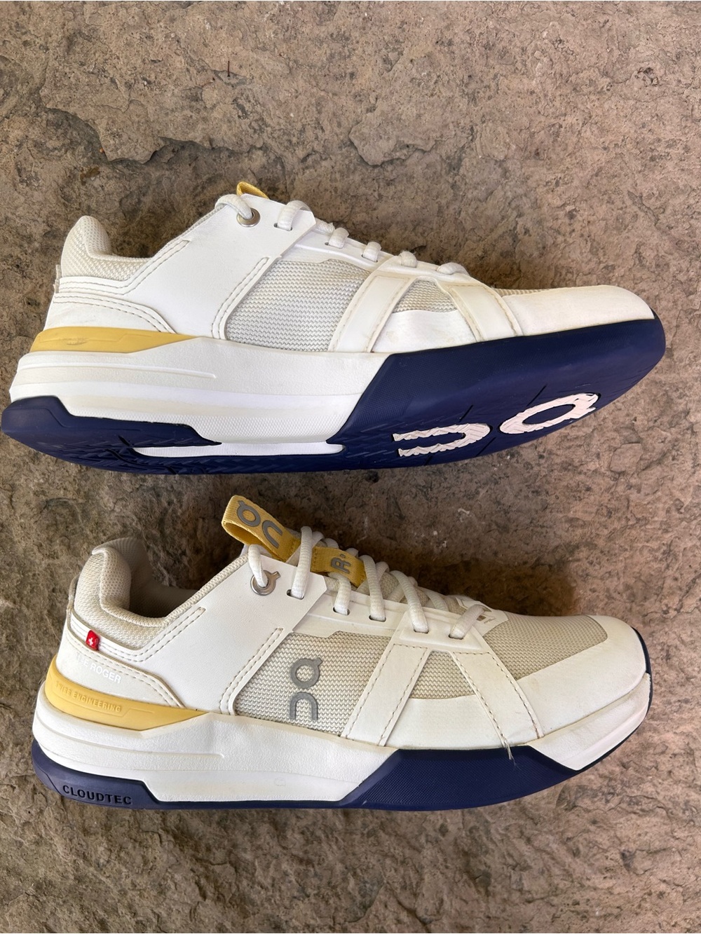 ON RUNNING The Roger Clubhouse Pro-Women’s size 7 (youth 5.5) - Picture 2 of 9